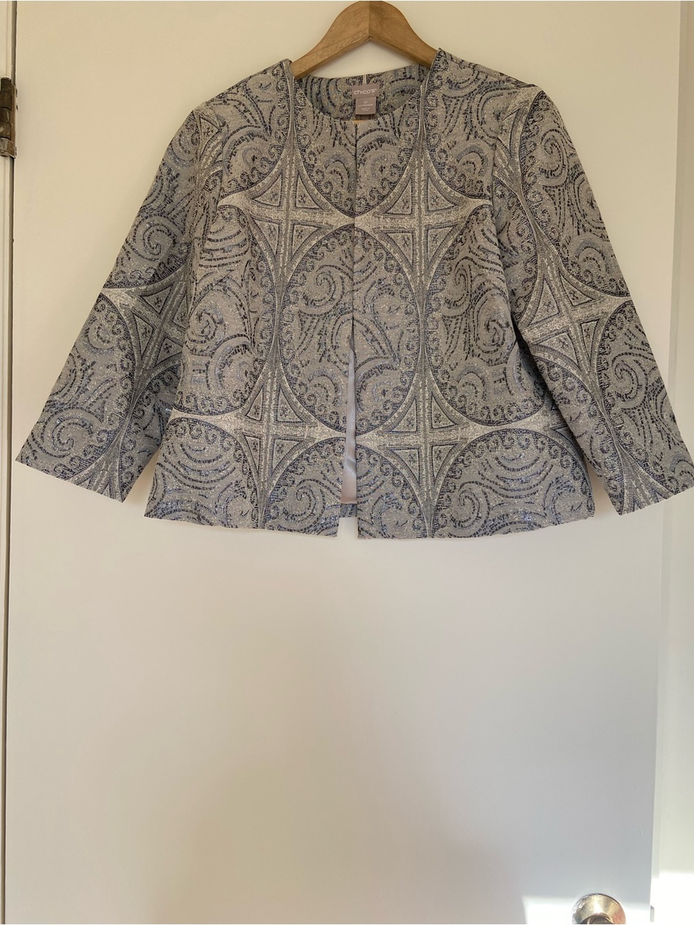 Chico’s Elegant Jacquard Open-Front Women's Jacket, Light Gray and Silver 1P